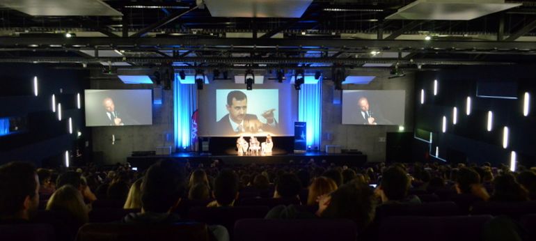 Plus de 900 personnes dans l'auditorium